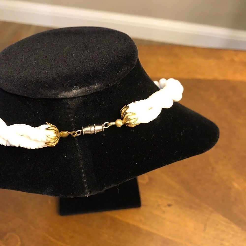 Vintage beaded white twist necklace screw clasp - Picture 4 of 9